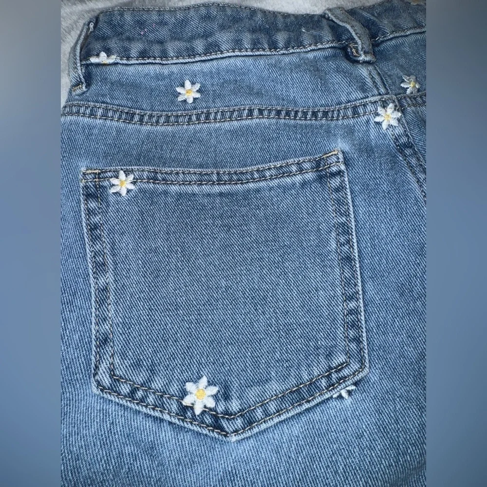 PACSUN mom shorts with stitched flowers